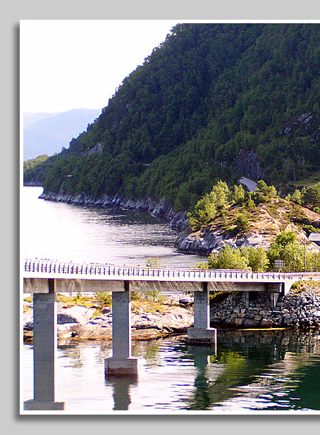 Brücke über den Ikjefjord - Norwegen