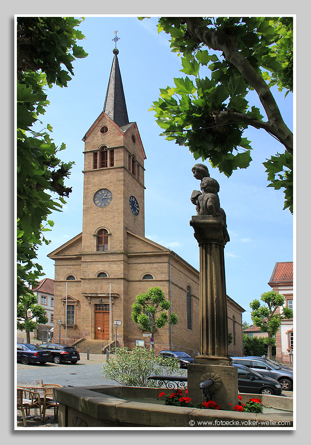 Kusel - Hutmacherbrunnen und Evangelische Stadtkirche