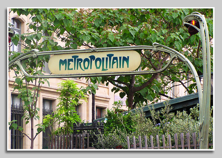Paris: Eingang zur Metro mit historischem Jugendstil Schild 
