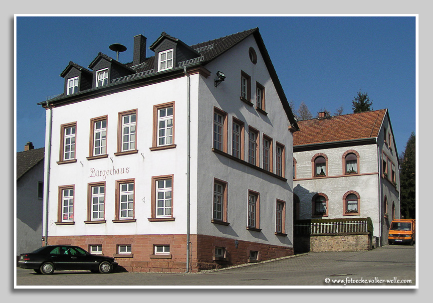 Die ehemaligen Schulgebäude in Schallodenbach