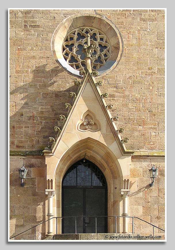 Eingangsportal der Schallodenbacher Kirche St.Laurentius