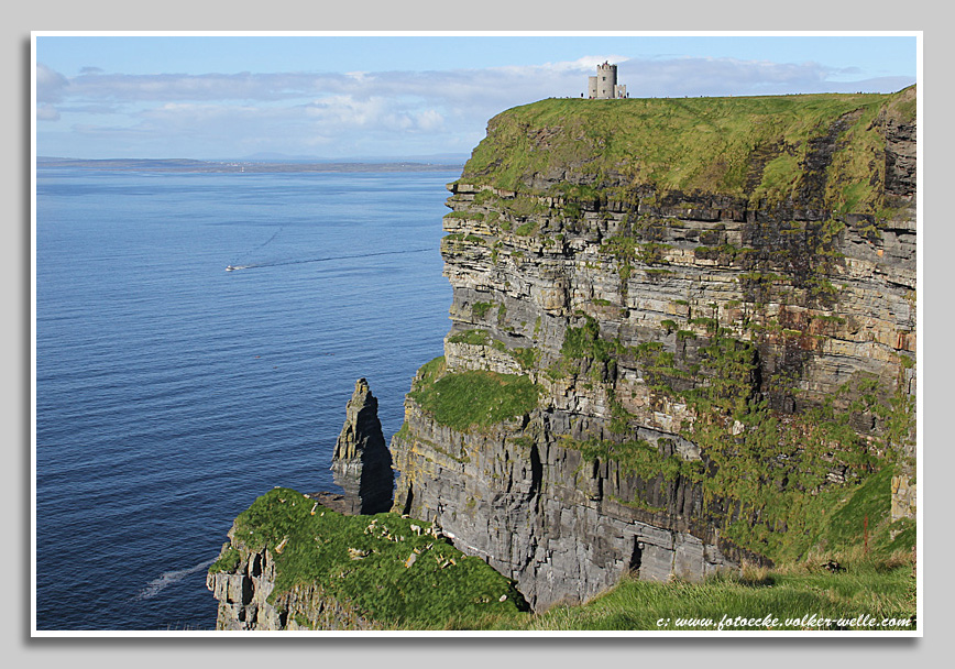 Irland, Cliffs of Moher mit dem O´Brian-Tower. Hier sind die Cliffs ca 200 Meter hoch. Sie liegen im County Clare nahe der 