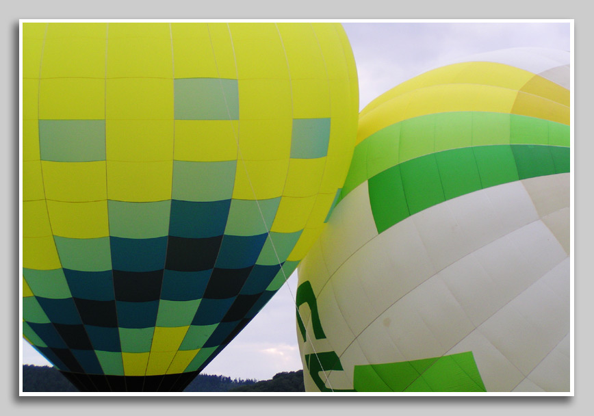 Heißluftballone auf dem Flugplatz Föhren