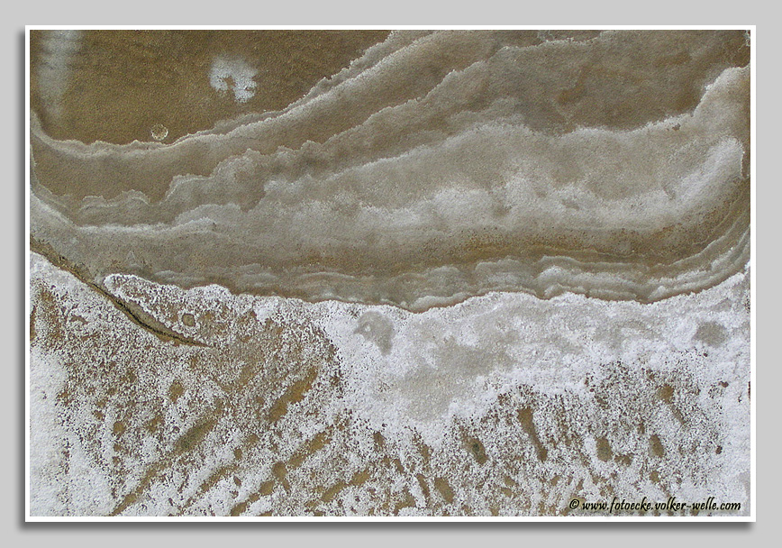 Salzkristalle auf Sandstein